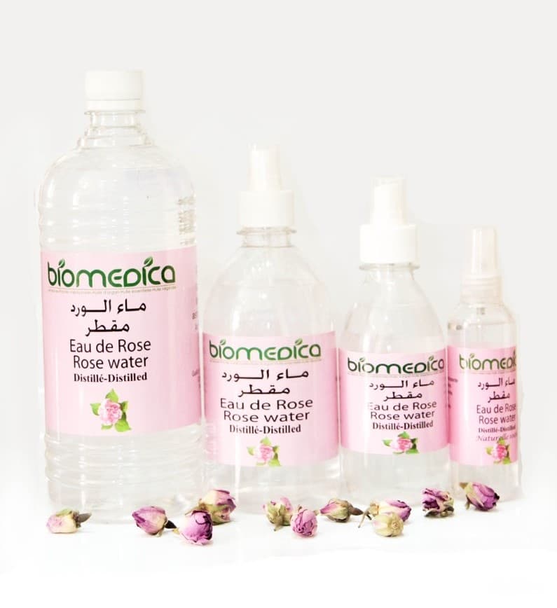 Eau de rose et pétales de rose